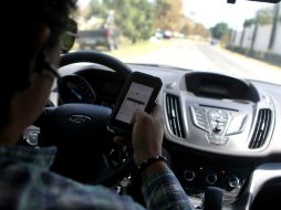 Los padres de familia utilizan diversos dispositivos electrónicos para poder estar en contacto con sus hijos. EL INFORMADOR / ARCHIVO