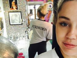 Miley Cyrus sube una fotografía en donde se le ve portando una playera con el nombre 'Hemsworth'. INSTAGRAM / mileycyrus