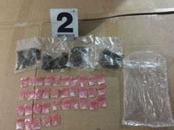 Encontraron 14 bolsas de plástico con mariguana, 35 dosis de metanfetamina y 26 de mariguana. ESPECIAL / Fiscalía General del Estado