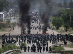 Maestros se enfrentaron la PF durante el operativo para despejar la supercarretera Oaxaca-México y la carretera federal 190. EFE / M. Martínez
