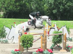 El binomio conformado por Arturo Parada y “Tarzán”, en su recorrido de ayer en la prueba estelar en el Club La Hípica. EL INFORMADOR / R. Tamayo