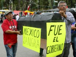 Maestros en plantón en la Ciudad de México protestan contra el gobierno por las muertes ocurridas en Oaxaca. SUN / F. Ramírez