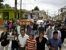 Amigos y familiares acompañan los féretros de tres víctimas mortales luego de los enfrentamientos en Nochixtlán. AP / E. Verdugo