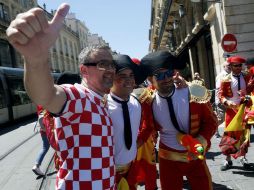 Aficionados croata y españoles esperan que sus Selecciones obtengan un resultado positivo en el encuentro que se juega este día. EFE / K. Försterling