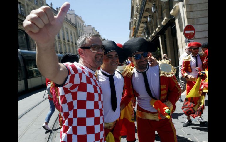 Aficionados croata y españoles esperan que sus Selecciones obtengan un resultado positivo en el encuentro que se juega este día. EFE / K. Försterling