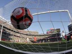 El balón está en las redes en el primer gol de Chile ante México. AP / M.Sánchez