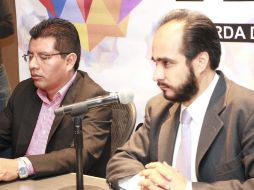 Daniel Gutiérrez (izq) ofreció una rueda de prensa para dar a conocer sobre su renuncia. TWITTER / @DanielGtz2015