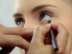 Si tienes los ojos cafés, un delineador azul o un tono marino te dará una apariencia diferente y natural. EL INFORMADOR / ARCHIVO