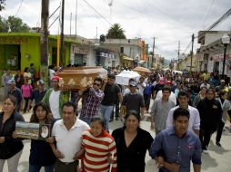 Familiares y amigos exigieron justicia para todos los que murieron durante el enfrentamiento. AP / ARCHIVO