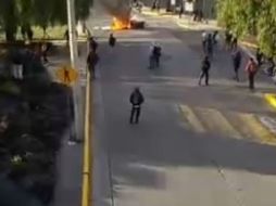 Entre las consignas que gritan piden la libertad de presos políticos. TWITTER / @karlamotte