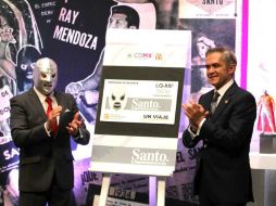 El Jefe de Gobierno de la Ciudad de México, Miguel Ángel Mancera y el hijo de El Santo, develaron el boleto. NTX / J. Espinosa