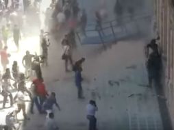 La actuación de los elementos de la Policía Estatal se realizó con el fin de resguardar el edificio, según un comunicado. YOUTUBE / Nuevos Videos Virales De Youtube