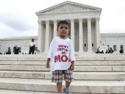 Los ocho jueces del Tribunal Supremo de EU empatan en su decisión sobre las medidas migratorias de Obama. EFE / A. Gombert