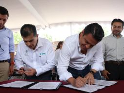 Aristóteles durante la firma de convenio con el Servicio de Administración y Enajenación de Bienes. ESPECIAL / Aristóteles Sandoval
