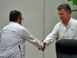 El gobierno de Juan Manuel Santos y las FARC sellaron este jueves un histórico acuerdo de cese al fuego bilateral. AFP / A. Roque