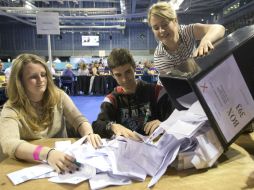 Cuando se han escrutado más de 190 de las 382 áreas en que está dividido el mapa electoral británico, la retirada del RU avanza. AP / J. Linton /PA