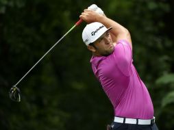 l español Jon Rahm realiza un tiro en el hoyo 14 durante la primera ronda del torneo Quicken Loans National. AFP / P. Smith