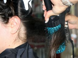 Exhortan a peinarse, tratando de hacerlo de manera suave, sin  jaloneos, tensión y abuso de sustancias químicas. EL INFORMADOR / ARCHIVO