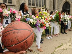 La comunidad hispana se reunió frente al Centro de Artes Escénicas Dr. Phillips. AP / R. Holman