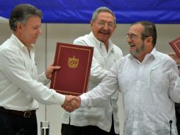 Ayer jueves las FARC y Colombia sellaron el acuerdo del cese al fuego bilateral. AFP / ARCHIVO