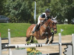 El binomio conformado por Juan Manuel Luzardo y “Stan” realiza su recorrido durante la Libre a 1.45 metros. EL INFORMADOR / F. Atilano