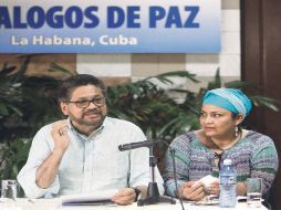 Iván Martínez, número dos de la guerrila, y la comandante Victoria Sandino, opinan que el acuerdo final debería firmarse en La Habana. EFE /