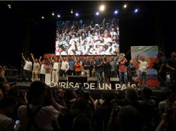 Miembros y candidatos de Unidos Podemos durante el acto de cierre de campaña celebrado la noche del viernes en Madrid Rio. EFE / K. Huesca