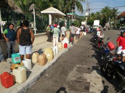 Se registraron largas filas para poder abastecerse de gasolina. SUN / L. Cortés