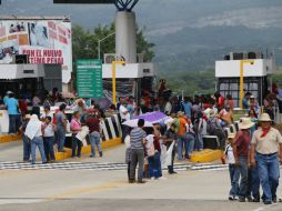Los docentes distribuyen volantes de difusión del movimiento. EFE / ARCHIVO
