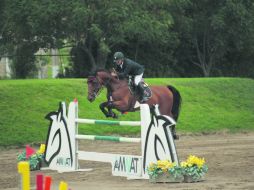 El binomio de Diego Vivero y “Bijoux” obtuvo el primer lugar en la prueba principal, ayer en La Hípica. EL INFORMADOR / F. Atilano