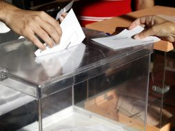 Un votante deposita su voto en el colegio Bernadette de Aravaca, Madrid. EFE / S. Barrenechea