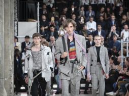 La casa de modas Lanvin cierra las pasarelas de moda masculina para la temporada primavera-verano en París. AP / K. Zihnioglu