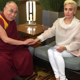 Encuentro del Dalai Lama y Lady Gaga irrita a sus fans chinos