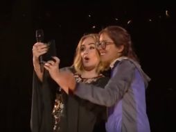 Adele invitó a una fan a subir al escenario a quien eructó prácticamente en su rostro. YOUTUBE / Fast Trends