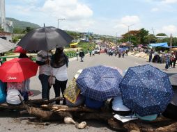 Aseguran que los cierres serán permanentes hasta que el gobierno atienda las demandas del movimiento magisterial. EFE / R. Arauxo