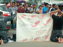 Los elementos fueron forzados a estar de rodillas y descalzos. EFE /