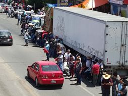 El levantamiento de bloqueos carreteros es una determinación que solamente puede tomar la Asamblea de la CNTE, dice. EFE / ARCHIVO