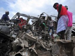 Testigos aseguran que el minibús ciurculaba al lado de un camión del gobierno repleto de soldados. EFE / M. Abdiwahab