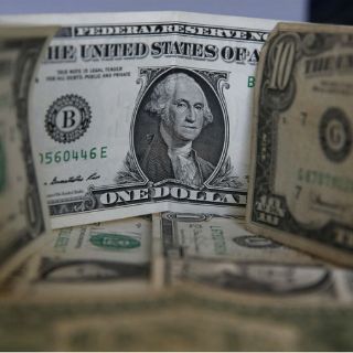 Dólar cierra en 18.56 pesos tras anuncio del Banco de México
