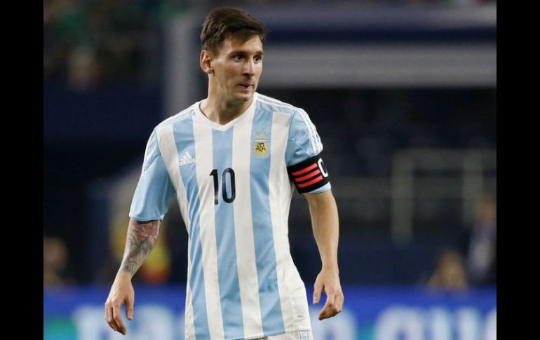 Algunos fanáticos lograron tomarse fotos con el astro del Barcelona en el aeropuerto internacional de Rosario. AP / ARCHIVO