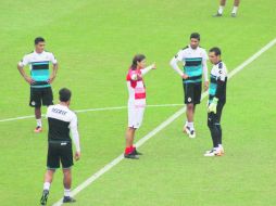 Matías Almeyda afina detalles en la práctica de ayer de las chivas en el Dick’s Sporting Goods Park, en Colorado. ESPECIAL / Chivas FC