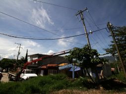 El personal de rescate auxilia a familias afectadas por el desprendimiento de los techos de sus viviendas. NTX / ARCHIVO