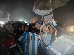 Este 'banderazo' se organizó por las redes sociales como reacción a la decisión de Lio. AFP / E. Lasalvia
