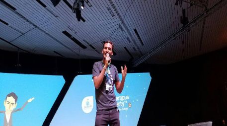 La conferencia fue muy bien recibida por los asistentes, que llenaron el evento y aplaudieron las reflexiones del venezolano. FACEBOOK / Campus Party