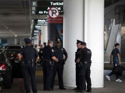 Las medidas de seguridad en los lugares públicos, y sobre todo en el aeropuerto de Estambul, se multiplicaron. AFP / D. McNew