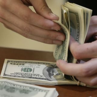 Dólar cotiza hasta en 18.70 pesos en bancos de la capital
