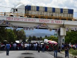 Pobladores de Nochixtlán mantienen cerrado el acceso a la localidad. AFP / R. Schemidt