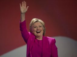 El sondeo difundido este martes coloca a Clinton con 45.6 por ciento de apoyo contra el 40.4 por ciento a favor de Trump. AP / M. Riley