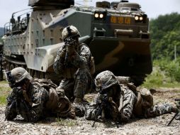Marines surcoreanos participan en un ejercicio de entrenamiento de combate por tierra y aire en el campo de fuego Suseong. EFE / J. Heon-Kyun