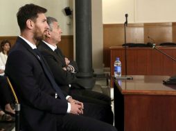 Lionel Messi y su padre, Jorge Horacio Messi (d), en la Audiencia en junio pasado. EFE / ARCHIVO